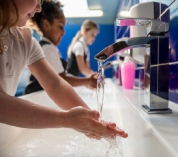 Savons et produits nettoyants dans les écoles : il est temps de reprendre les saines habitudes !